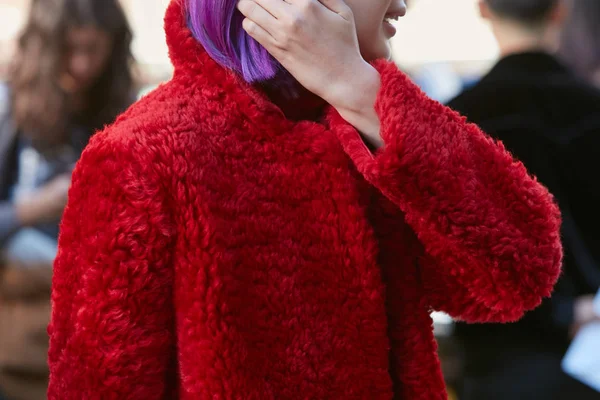 Mulher com casaco de pele vermelha e cabelo roxo antes de Max Mara desfile de moda, Milan Fashion Week street style em setembro 21, 2017 em Milão . — Fotografia de Stock