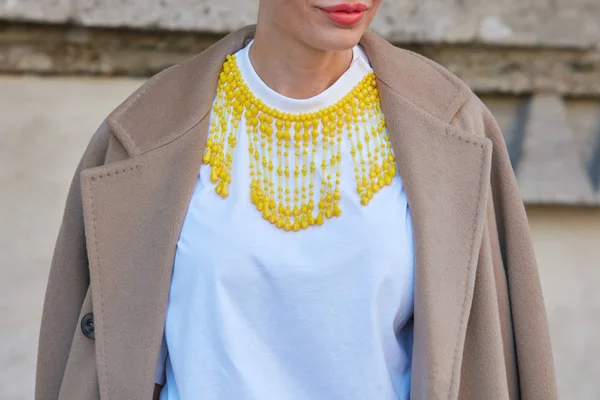 Mujer con collar amarillo y abrigo beige antes del desfile de moda Max Mara, Milan Fashion Week street style on septiembre 21, 2017 in Milan . — Foto de Stock