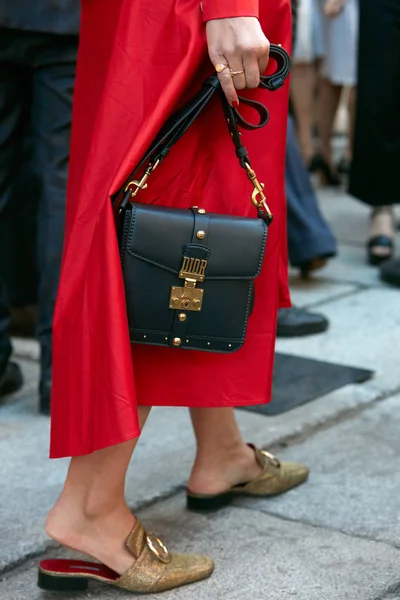 Жінка з червоною сукнею, золотими туфлями і сумкою Dior перед показом моди Max Mara, Мілан Мод Тиждень моди 21 вересня 2017 року в Мілані.. — стокове фото