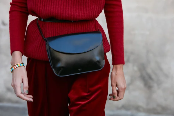 Mujer con bolso Celine de cuero negro y pantalones de terciopelo rojo antes del desfile de moda Max Mara, Milan Fashion Week street style on septiembre 21, 2017 in Milan . — Foto de Stock