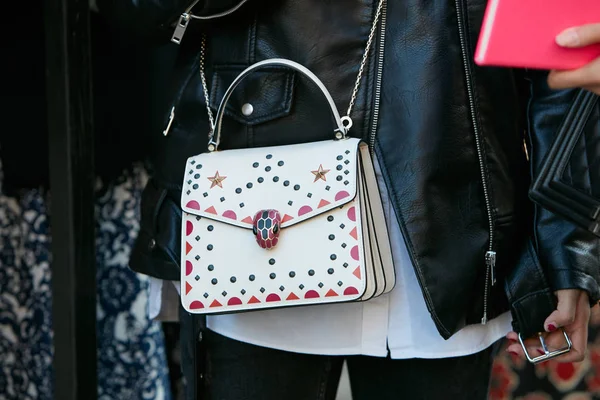 Mujer con bolsos Bulgari blancos decoraciones y chaqueta de cuero negro antes del desfile de moda Max Mara, Milan Fashion Week street style on septiembre 21, 2017 in Milan . — Foto de Stock