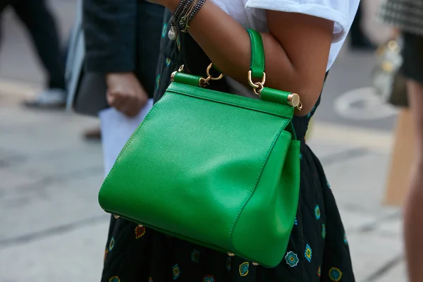 Kvinna med grön läderväska innan Max Mara modevisning, Milan Fashion Week street style den 21 september 2017 i Milano. — Stockfoto