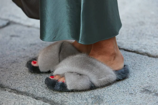 Woman with fur slippers and green solk dress before Max Mara fashion show, Milan Fashion Week street style on September 21, 2017 in Milan. — Stock Photo, Image