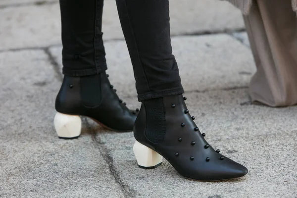 Mujer con zapatos negros con tacón blanco y decoración de esfera antes del desfile de moda Max Mara, Milan Fashion Week street style on septiembre 21, 2017 in Milan . — Foto de Stock