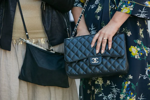 Wanita dengan tas kulit hitam Chanel dan gaun bunga sebelum peragaan busana Max Mara, Milan Fashion Week gaya jalanan pada tanggal 21 September 2017 di Milan . — Stok Foto