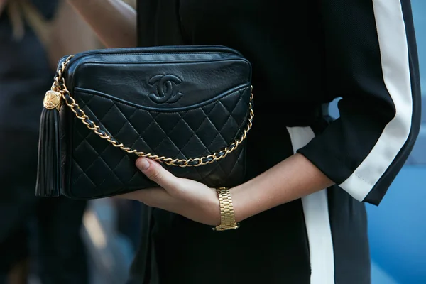 Wanita dengan tas kulit Chanel hitam dan jam tangan emas sebelum peragaan busana Luisa Beccaria, Milan Fashion Week street style pada 21 September 2017 di Milan . — Stok Foto