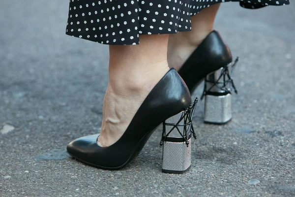 Mulher com sapatos de salto alto de couro preto com salto de prata antes de Luisa Beccaria desfile de moda, Milan Fashion Week street style em setembro 21, 2017 em Milão . — Fotografia de Stock