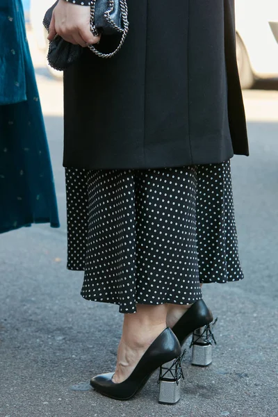 在2017年9月21日于米兰举行的米兰时装周街头时装秀之前，身穿黑白圆点裙和黑白高跟鞋的女性. — 图库照片