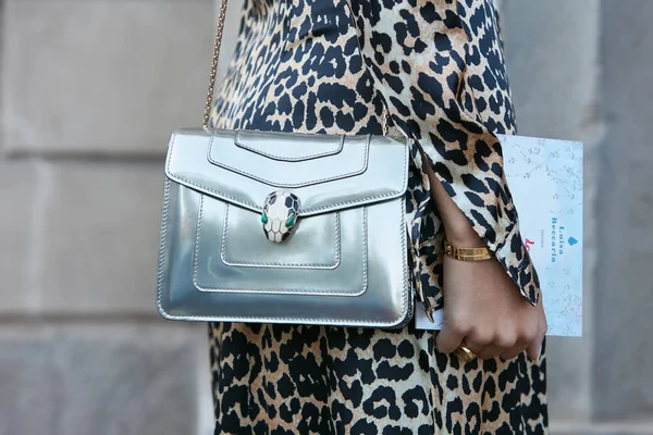 Žena se stříbrnou bulharskou taškou, zlatými Cartierovými náramky a šaty s leopardím vzorem před módní přehlídkou Luisa Beccaria, milánský styl módního týdne 21. září 2017 v Miláně. — Stock fotografie