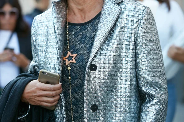 Wanita dengan jaket perak metalik dan kalung dengan bintang sebelum pertunjukan fashion Luisa Beccaria, Milan Fashion Week gaya jalan pada tanggal 21 September 2017 di Milan . — Stok Foto
