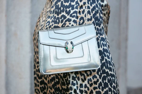 Mujer con bolso Bulgari plateado y vestido de patrón de leopardo antes del desfile de moda Luisa Beccaria, Milan Fashion Week street style on septiembre 21, 2017 in Milan . — Foto de Stock