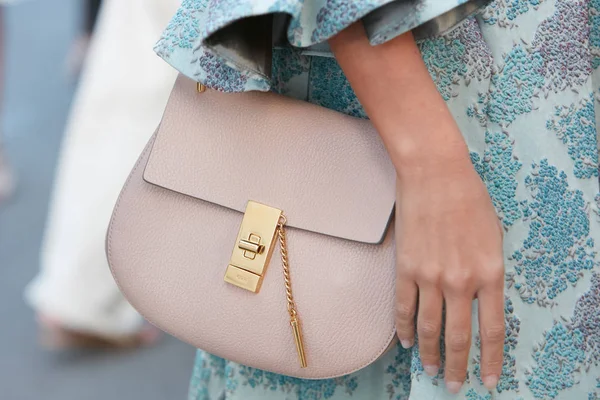 Kvinna med rosa läder Chloe väska och blå blommig klänning innan Luisa Beccaria modevisning, Milan Fashion Week street style den 21 september 2017 i Milano. — Stockfoto