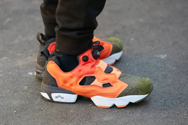 Man with Reebok sport shoes in orange, white and green olive colors before Fendi fashion show, Milan Fashion Week street style on September 21, 2017 in Milan. — Stok Foto