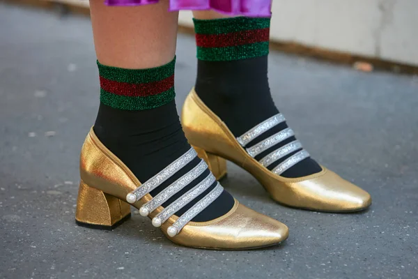 Kvinna med gyllene skor med silver glitter bälten och Gucci strumpor innan Fendi modevisning, Milan Fashion Week street style den 21 september 2017 i Milano. — Stockfoto