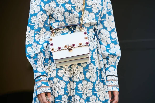Mulher com saco de couro branco Fendi e azul e branco deixa vestido de design antes do desfile de moda Fendi, estilo de rua Milan Fashion Week em setembro 21, 2017 em Milão . — Fotografia de Stock