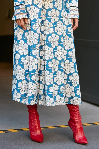 Vrouw met witte en blauwe jurk met bloemmotief en rode schoenen voor de modeshow Fendi, Milaan Fashion Week street style op 21 september 2017 in Milaan. — Stockfoto