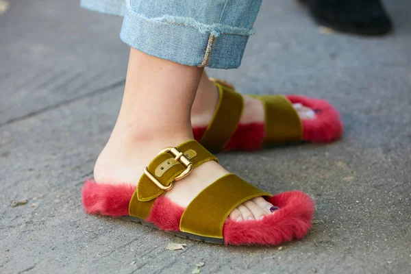 Mujer con sandalias de piel roja con cinturones de terciopelo marrón antes del desfile de moda Fendi, Milan Fashion Week street style on septiembre 21, 2017 in Milan . —  Fotos de Stock