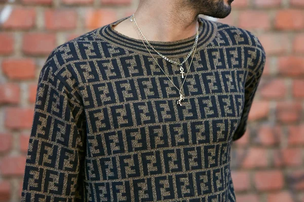 Man with Fendi brown and black sweater and golden necklaces before Fendi fashion show, Milan Fashion Week street style on September 21, 2017 in Milan. — Stock Photo, Image