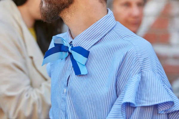 Bărbat cu cămașă cu dungi albastre și albe și panglică albastră înainte de spectacolul de modă Fendi, stilul străzii Milan Fashion Week pe 21 septembrie 2017 în Milano . — Fotografie, imagine de stoc