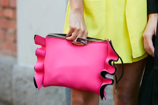 Mujer con vibrante bolso de cuero rosa, anillo grande y vestido amarillo antes del desfile de moda Fendi, Milan Fashion Week street style on septiembre 21, 2017 in Milan . — Foto de Stock