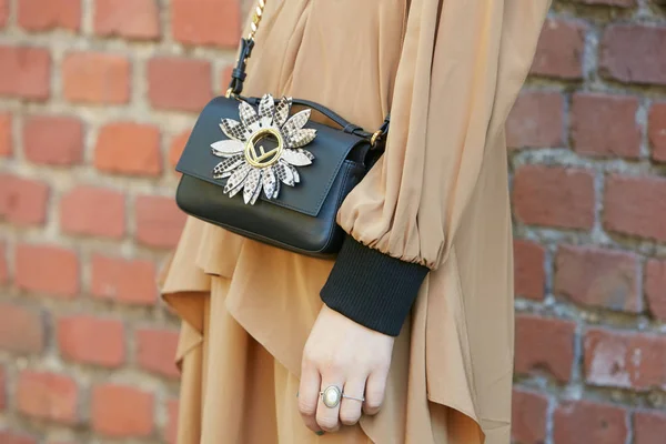 Woman with black leather Fendi bag with flower design and brown dress before Fendi fashion show, Milan Fashion Week street style στις 21 Σεπτεμβρίου 2017 στο Μιλάνο. — Φωτογραφία Αρχείου