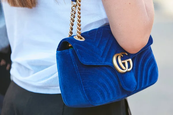 Женщина с синей бархатной сумкой Gucci с золотой цепочкой перед показом мод Prada, Милан Неделя Моды стиль улицы 21 сентября 2017 года в Милане . — стоковое фото