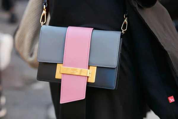 Mulher com saco de couro Prada em cores rosa, cinza e preto antes do desfile de moda Prada, estilo de rua Milan Fashion Week em setembro 21, 2017 em Milão . — Fotografia de Stock
