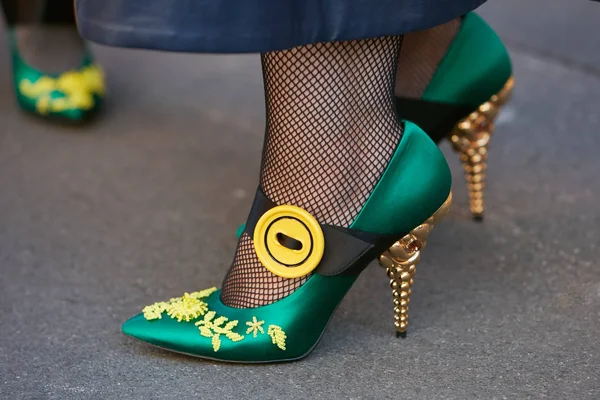 Kobieta w zielonych butach Prada ze złotym obcasem i żółtym guzikiem przed pokazem mody Prada, Milan Fashion Week street style 21 września 2017 w Mediolanie. — Zdjęcie stockowe
