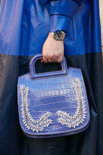 Mor renkli deri çantalı ve Rolex Explorer marka Rolex Explorer marka arabası olan kadın Prada defilesinden önce, Milan Moda Haftası sokak stili 21 Eylül 2017 'de Milano' da. — Stok fotoğraf
