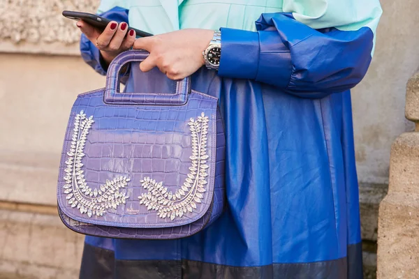 Woman with Mulberry μωβ δερμάτινη τσάντα κροκόδειλου και Rolex Explorer ρολόι κοιτάζοντας smartphone πριν από Prada επίδειξη μόδας, Milan εβδομάδα μόδας στυλ δρόμου στις 21 Σεπτεμβρίου 2017 στο Μιλάνο. — Φωτογραφία Αρχείου