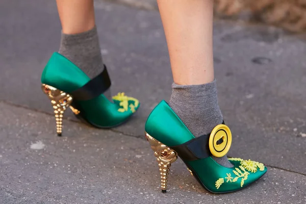 Mujer con zapatos Prada verdes con tacón dorado un botón amarillo antes del desfile de moda Prada, Milan Fashion Week street style on septiembre 21, 2017 in Milan . — Foto de Stock