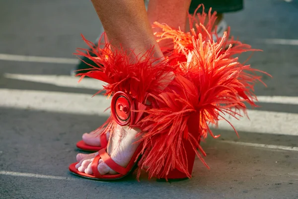 Vrouw met rode Prada schoenen met veren voor Prada modeshow, Milaan Fashion Week straatstijl op 21 september 2017 in Milaan. — Stockfoto