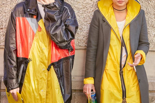 Prada defilesinden önce sarı plastik elbiseli kadınlar, Milan Moda Haftası tarzı 21 Eylül 2017, Milano. — Stok fotoğraf
