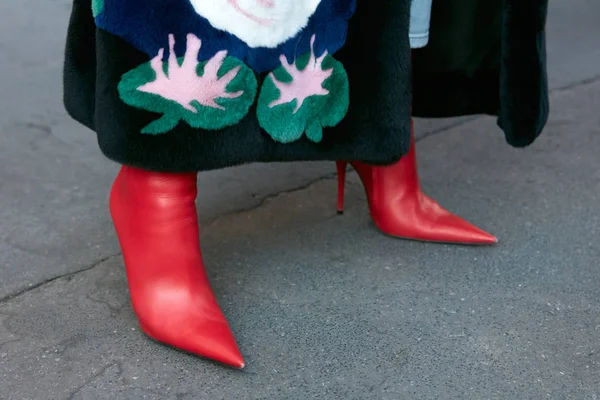 Vrouw met rood puntige hoge hak laarzen en donker bont jas met bloemen ontwerp voor Prada modeshow, Milaan Fashion Week straatstijl op September 21, 2017 in Milaan. — Stockfoto