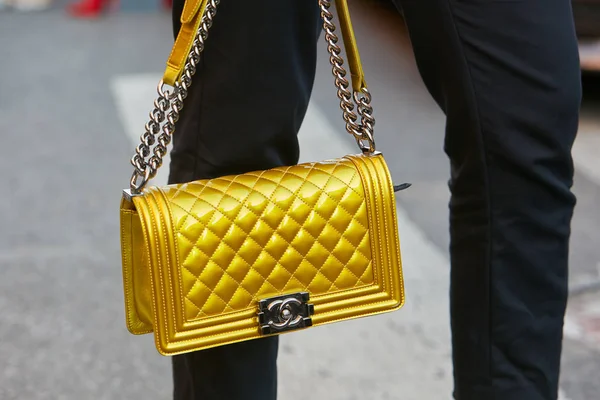 Mujer con bolso Chanel amarillo antes del desfile de moda Prada, Milan Fashion Week street style on septiembre 21, 2017 in Milan . — Foto de Stock