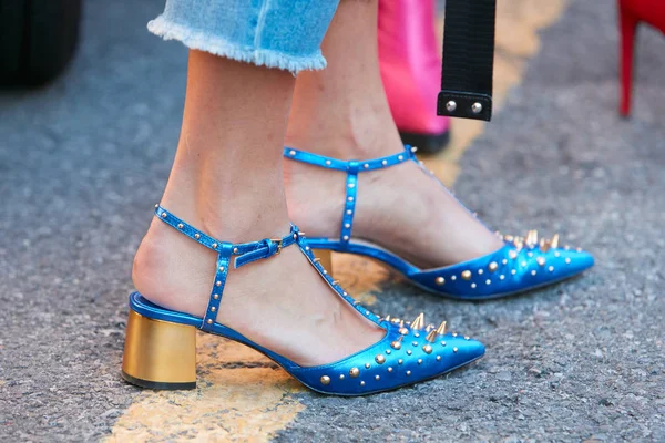 Mulher com sapatos metálicos azuis com pregos e salto dourado antes do desfile de moda Prada, estilo de rua Milan Fashion Week em setembro 21, 2017 em Milão . — Fotografia de Stock