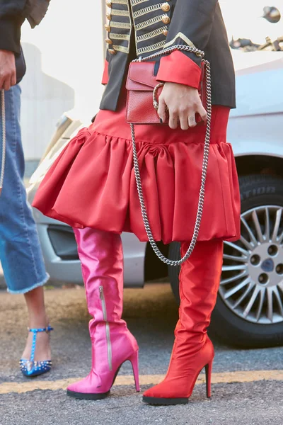 Prada defilesinden önce pembe ve kırmızı topuklu ayakkabı ve etekli kadın, Milan Moda Haftası 21 Eylül 2017 'de Milano' da sokak stili. — Stok fotoğraf