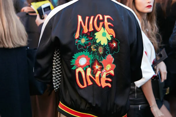 Man met zwarte Bomber jas en ' Nice one ' schrijven voor Prada modeshow, Milan Fashion week Street Style op 21 september 2017 in Milaan. — Stockfoto