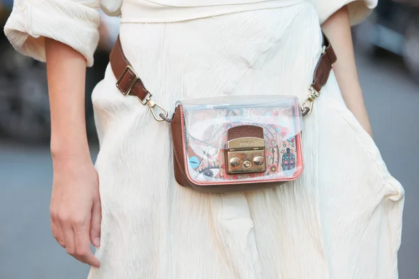 Frau mit Pelztasche und weißem Kleid vor der Modenschau von Prada, Mailänder Modewoche Streetstyle am 21. September 2017 in Mailand. — Stockfoto