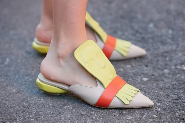 Mujer con zapatos amarillos y naranjas con diseño de máscara antes del desfile de moda Prada, Milan Fashion Week street style el 21 de septiembre de 2017 en Milán —  Fotos de Stock
