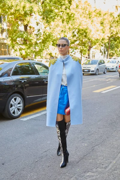 Donna con mantello azzurro e gonna blu prima della sfilata Fendi, Milano Fashion Week street style il 21 settembre 2017 a Milano . — Foto Stock