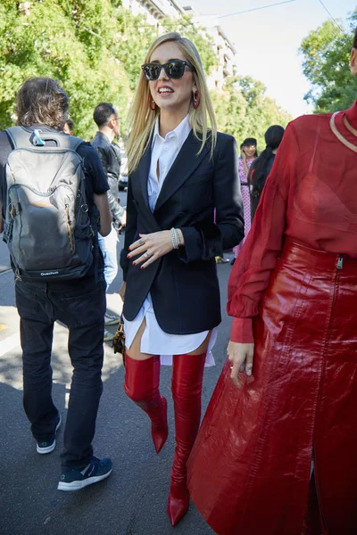 Chiara Ferragni kırmızı deri çizmeler, siyah ceket ve beyaz gömlek Fendi defile öncesi yürüyüş, Milano Moda Haftası sokak stili Eylül'de 21, 2017 Milano. — Stok fotoğraf