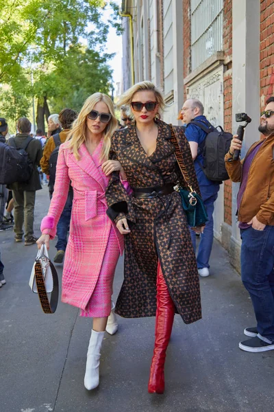 Fendi çantalı ve pembe ceketli kadınlar Fendi defilesinden önce yürüyorlar, Milan Moda Haftası 21 Eylül 2017 'de Milano' da. — Stok fotoğraf