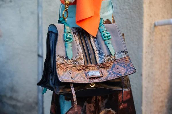 Kvinna med orm läder Prada väska i brun och turkos före Prada modevisning, Milan Fashion Week street style den 21 september 2017 i Milano. — Stockfoto