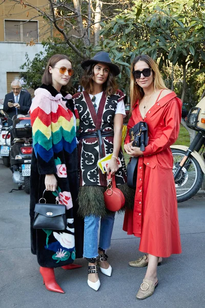 Женщины в красочной элегантной одежде перед показом мод Prada, уличный стиль Миланской недели моды 21 сентября 2017 года в Милане . — стоковое фото