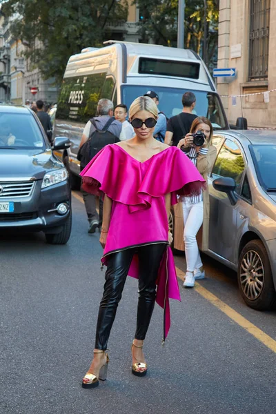 Bella Potemkina avec robe rose et chaussures dorées avant le défilé Prada, Milan Fashion Week street style le septembre 21, 2017 à Milan . — Photo