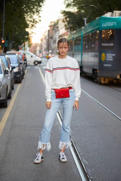 プラダファッションショーの後に白いセーターと赤いバッグを持つトップモデル、ミラノで9月21、2017年9月21日にミラノファッションウィークストリートスタイル — ストック写真