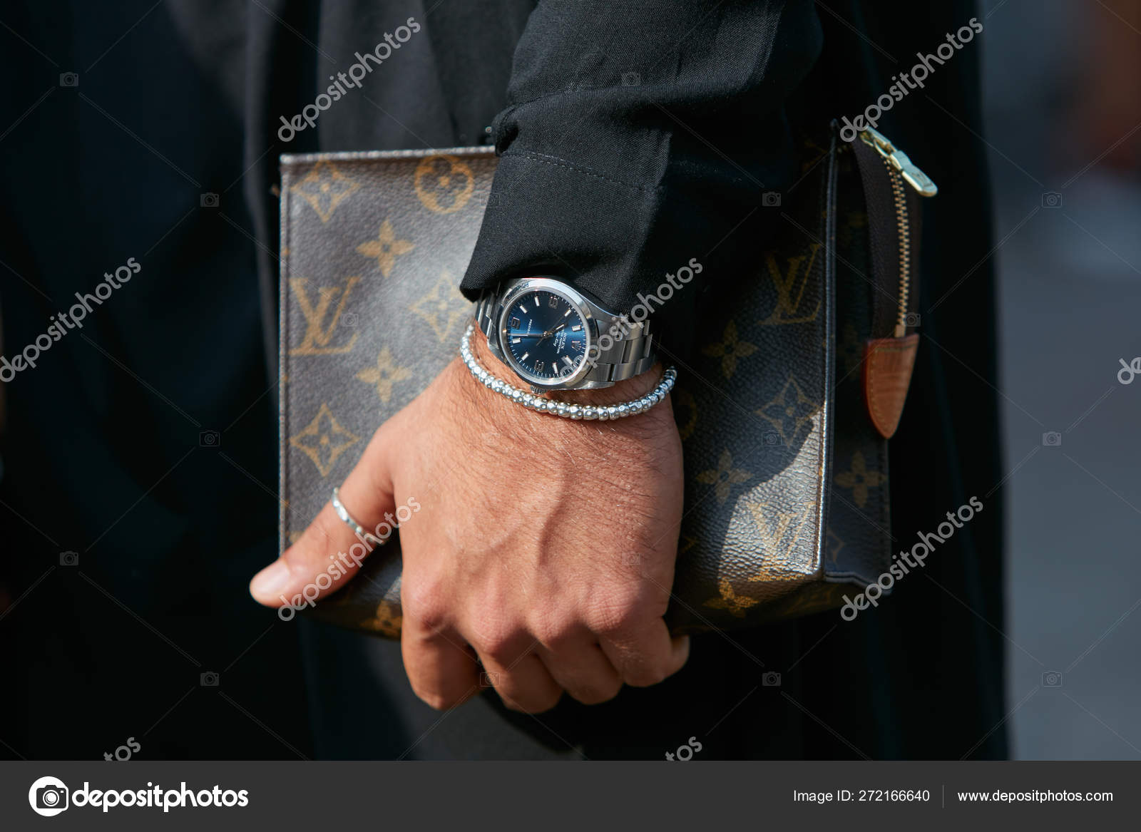 Hombre Con Rolex Air King Watch Con El Dial Azul Y La Bolsa Louis Vuitton  Bag Antes Del Desfile De Modas Gabriele Colangelo Fotografía editorial -  Imagen de gabriele, marcar: 194564382