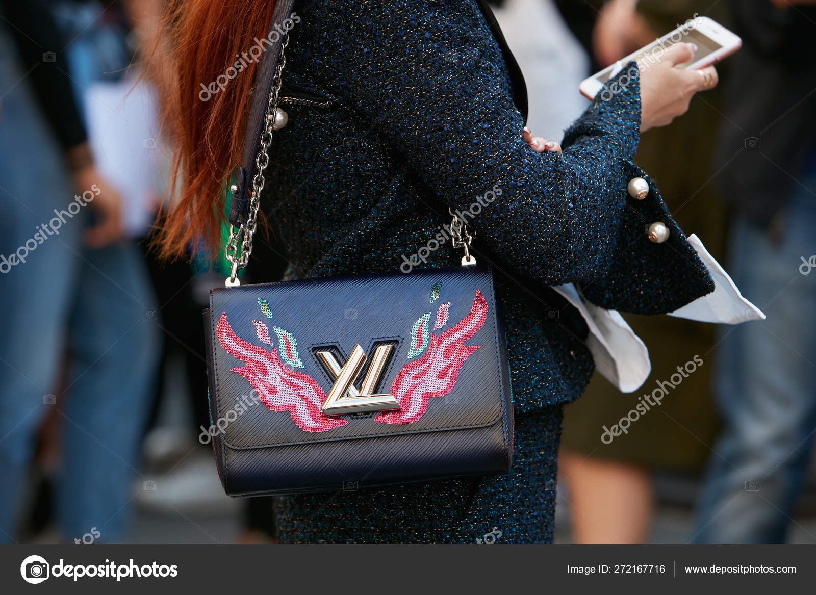 Mulher com saco Louis Vuitton com chamas rosa e azul olhando para