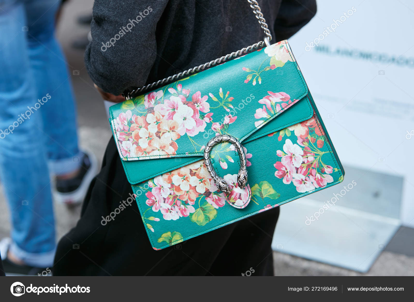 Overlevelse skål Potentiel Kvinde med grøn Gucci taske med blomster design før Trussardi modeshow,  Milano Fashion Week street style den 24. september 2017 i Milano . –  Redaktionelle stock-fotos © AndreaA. #272169496